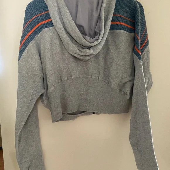 NWT Cropped Free People Movement Sweatshirt. Size XSmall - Picture 9 of 12